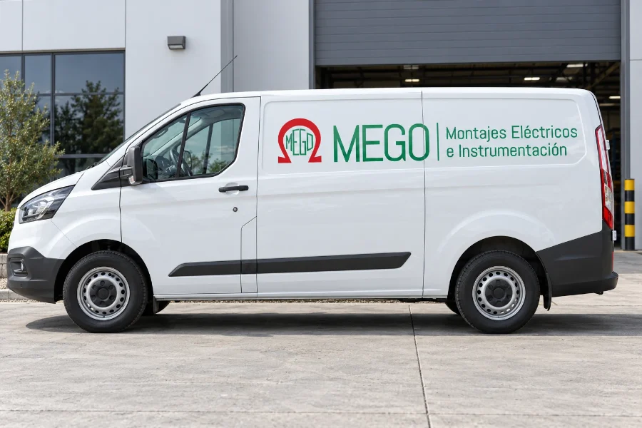 MEGO · identidad: vehículo de servicio