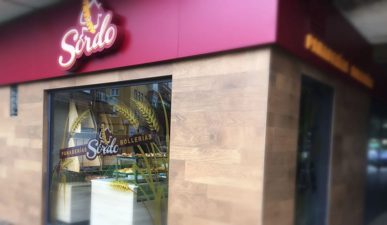 Fachada de una tienda de Panaderías Sordo con la nueva marca