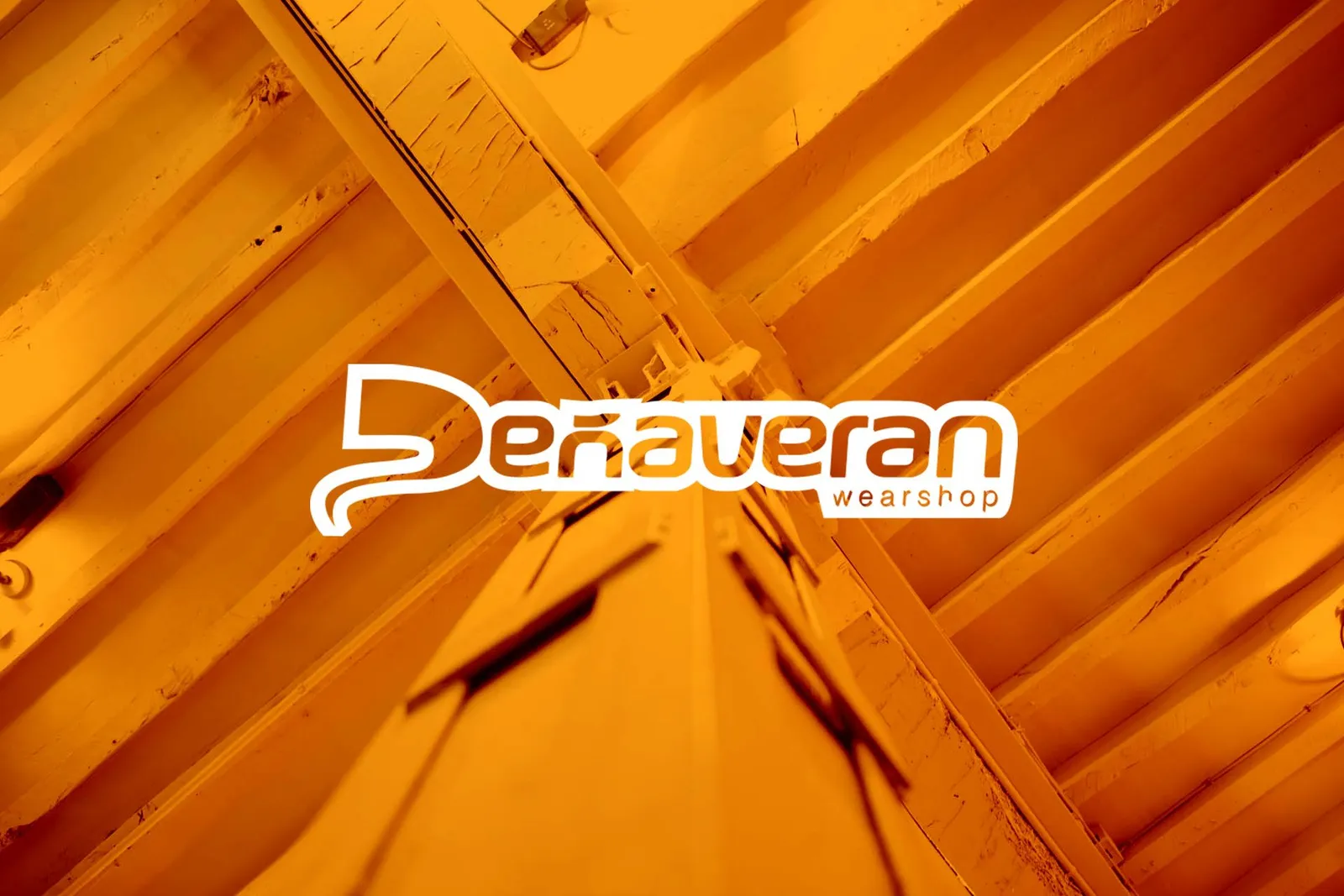 El logotipo sobre madera naranja: el color es la marca (Peñaverán)