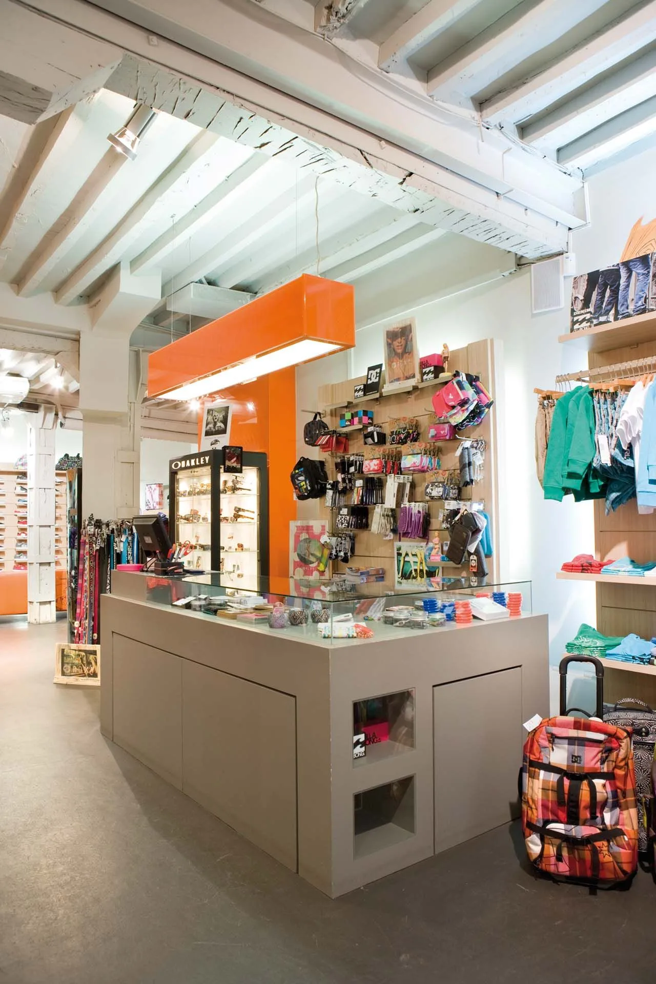Interior de la tienda Peñaverán con mobiliario y gráfica de Índole